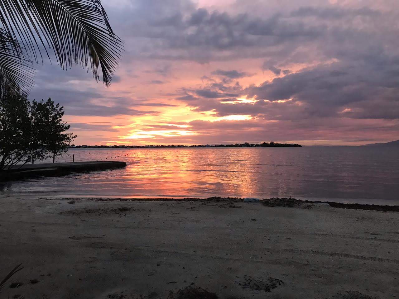 El mar y la costa de Utila al amanecer